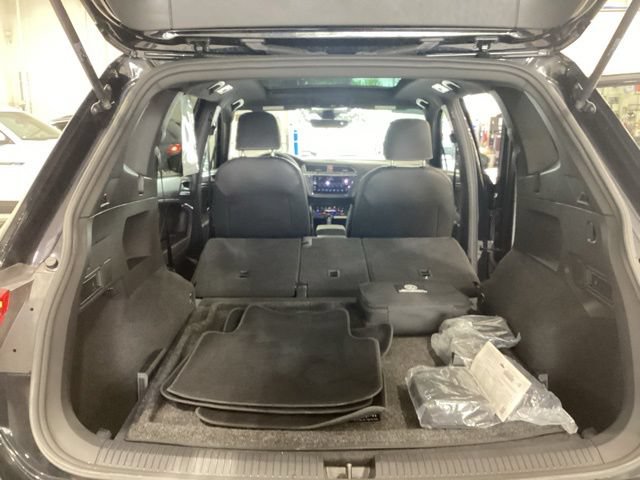 Certified 2023 Volkswagen Tiguan SE R-Line AWD/4WD image 17