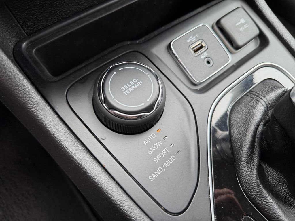 Used 2019 Jeep Cherokee Limited AWD/4WD image 17
