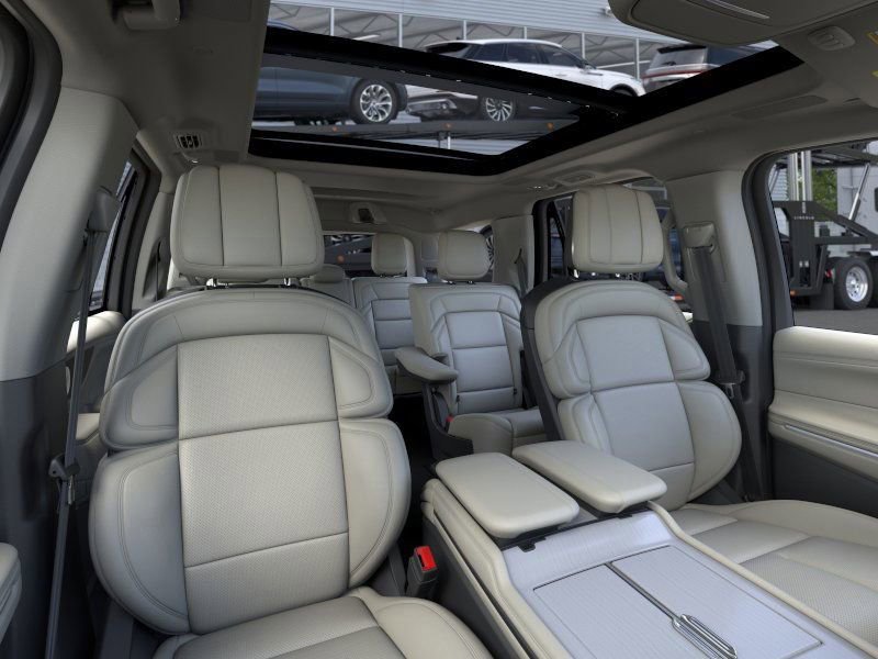 New 2026 Lincoln Navigator Reserve w/ Jet Appearance Package AWD/4WD image 10