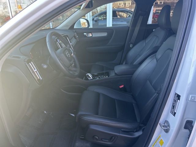 Certified 2025 Volvo XC40 B5 Plus AWD/4WD image 17
