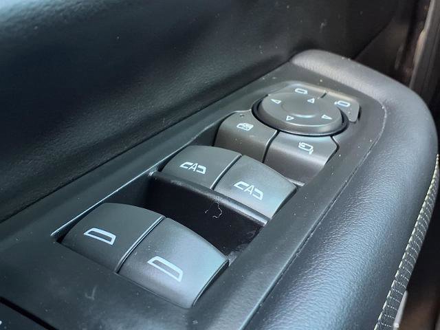 Used 2022 GMC Yukon SLT w/ SLT Premium Package image 17