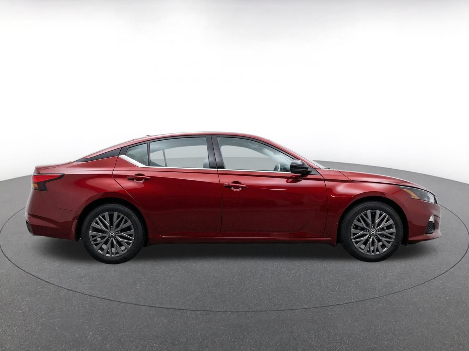 Used 2025 Nissan Altima 2.5 SV FWD image 13
