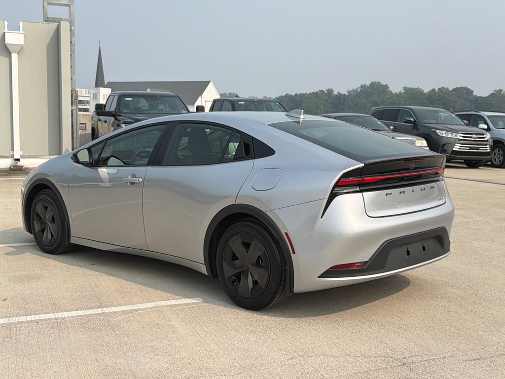 Used 2025 Toyota Prius LE FWD image 3