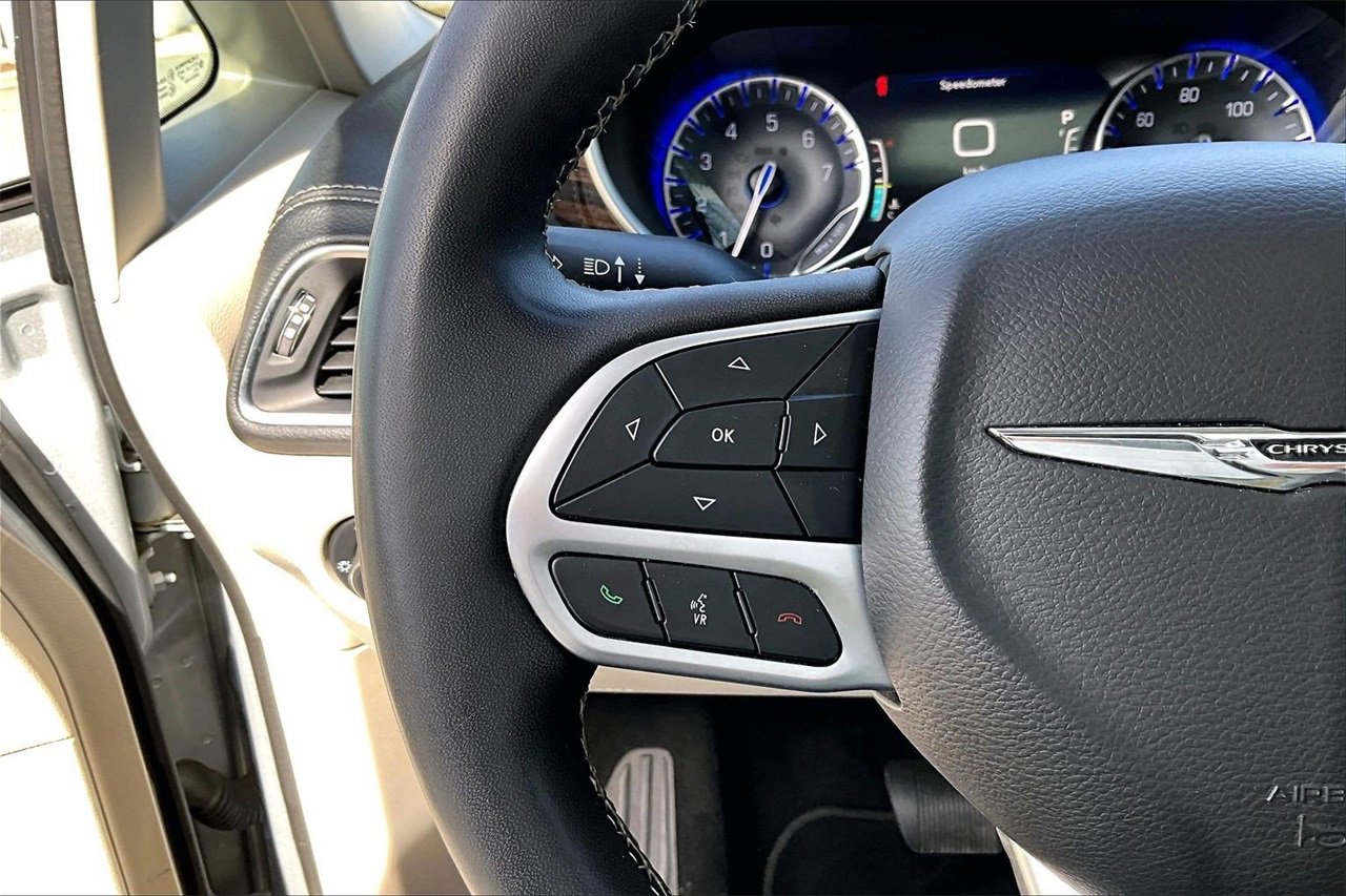 Certified 2022 Chrysler Pacifica Limited image 31