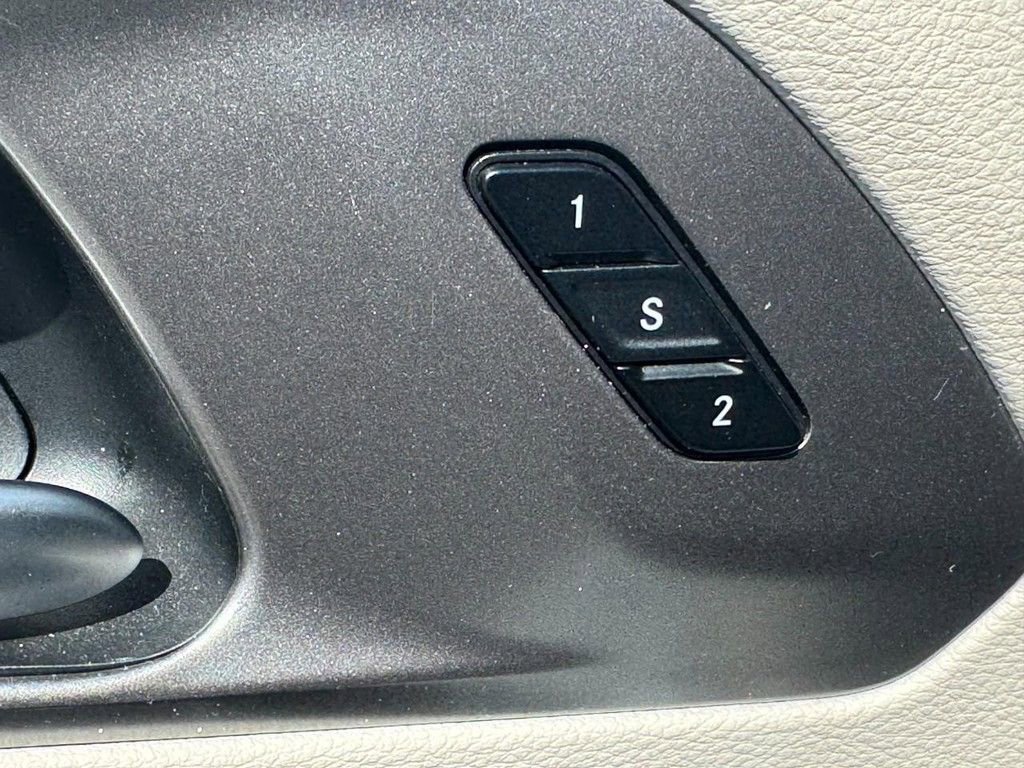 Used 2024 Chrysler Pacifica Touring-L image 17