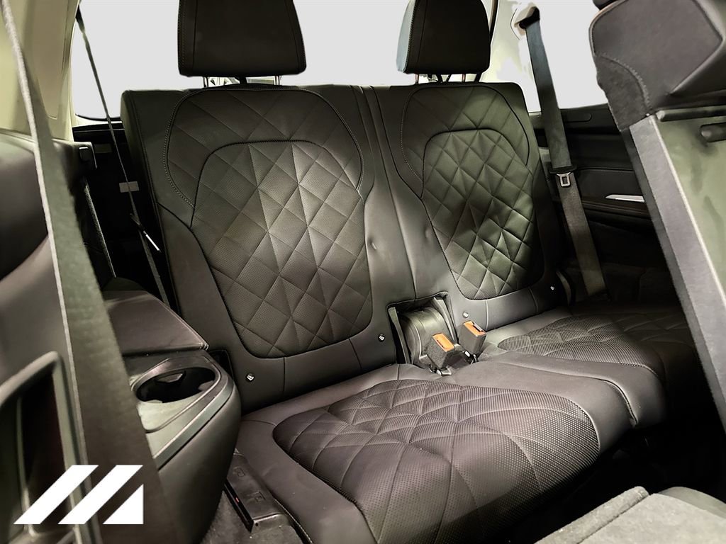 Used 2024 BMW X7 xDrive40i w/ Premium Package image 31
