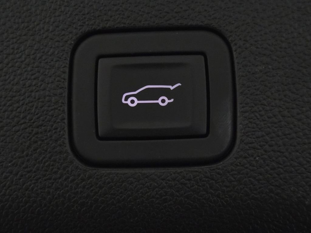 Used 2025 GMC Yukon Denali image 16