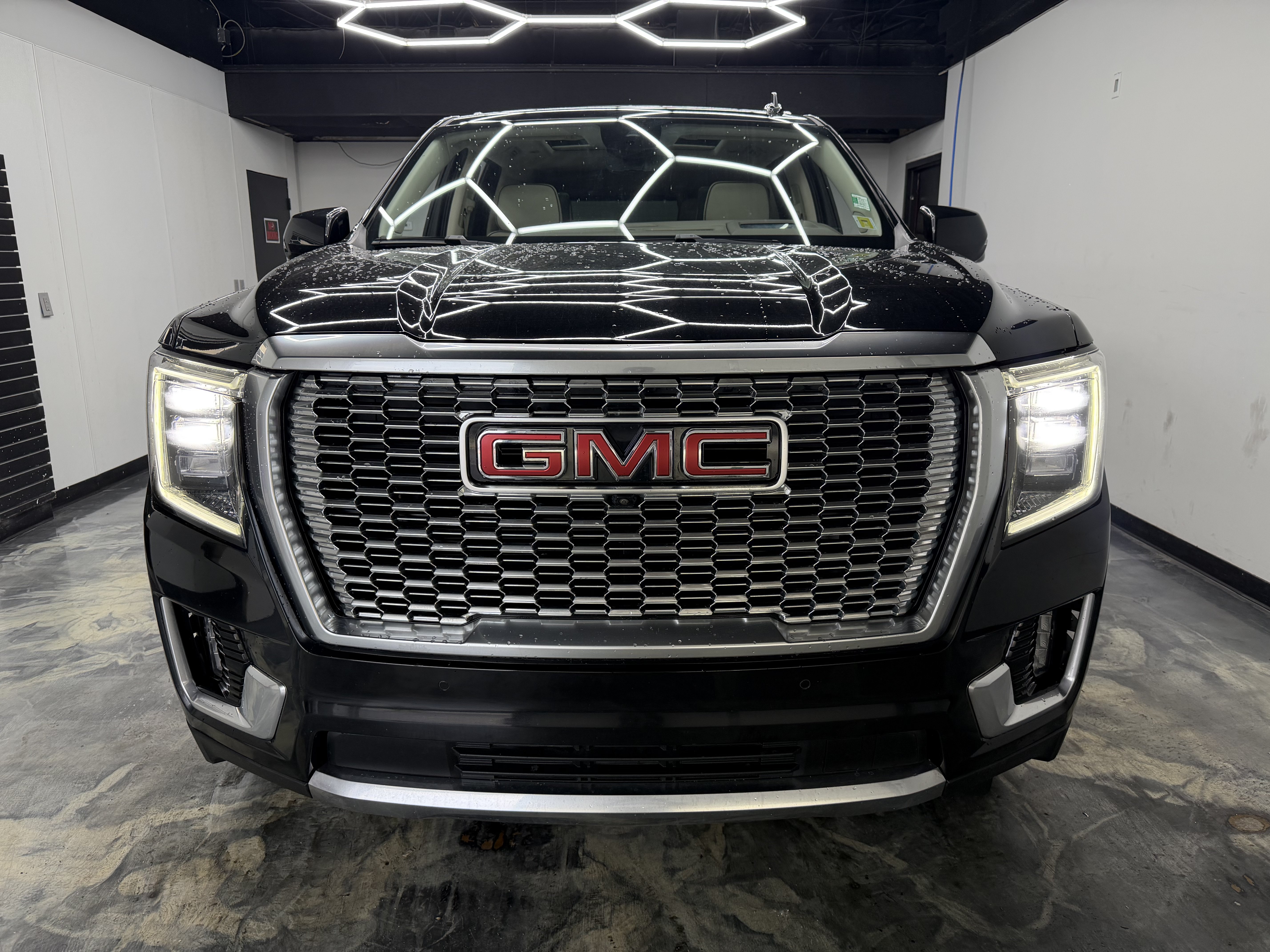 Used 2023 GMC Yukon Denali w/ Advanced Technology Package AWD/4WD image 9