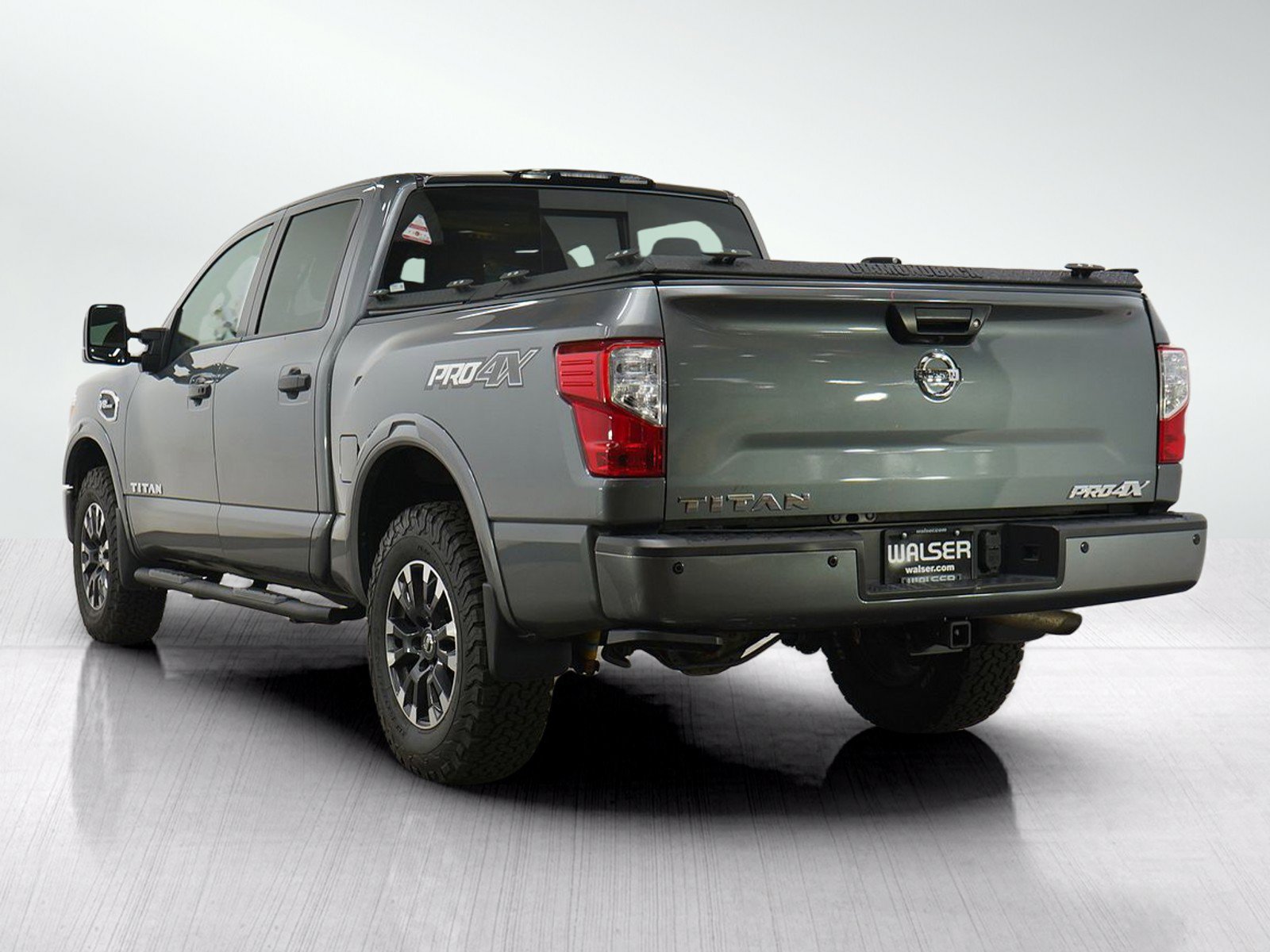 Used 2017 Nissan Titan PRO-4X w/ Pro-4x Convenience Package AWD/4WD image 3