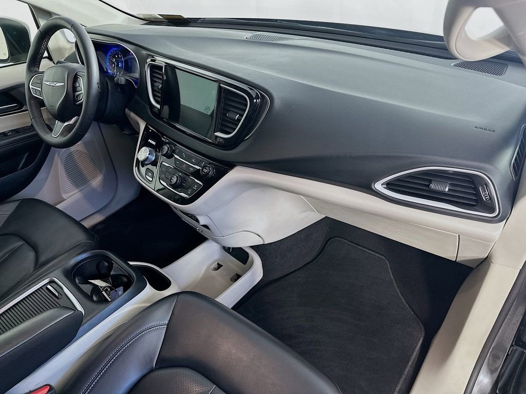 Used 2023 Chrysler Pacifica Touring-L FWD image 30