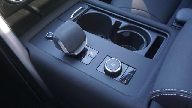 Used 2024 Land Rover Discovery Dynamic SE AWD/4WD image 18