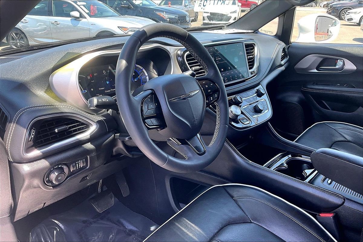 Used 2022 Chrysler Pacifica Limited w/ Uconnect Theater Family Group FWD image 9
