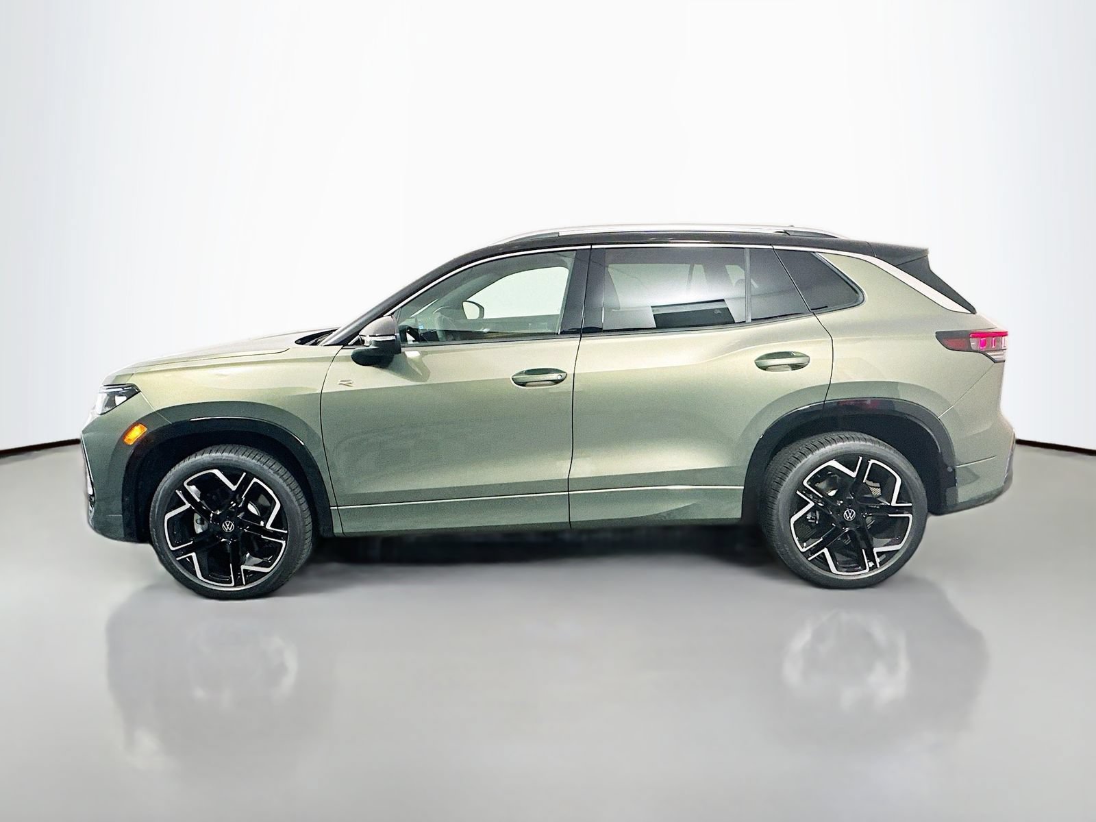 New 2026 Volkswagen Tiguan SEL R-Line AWD/4WD image 4