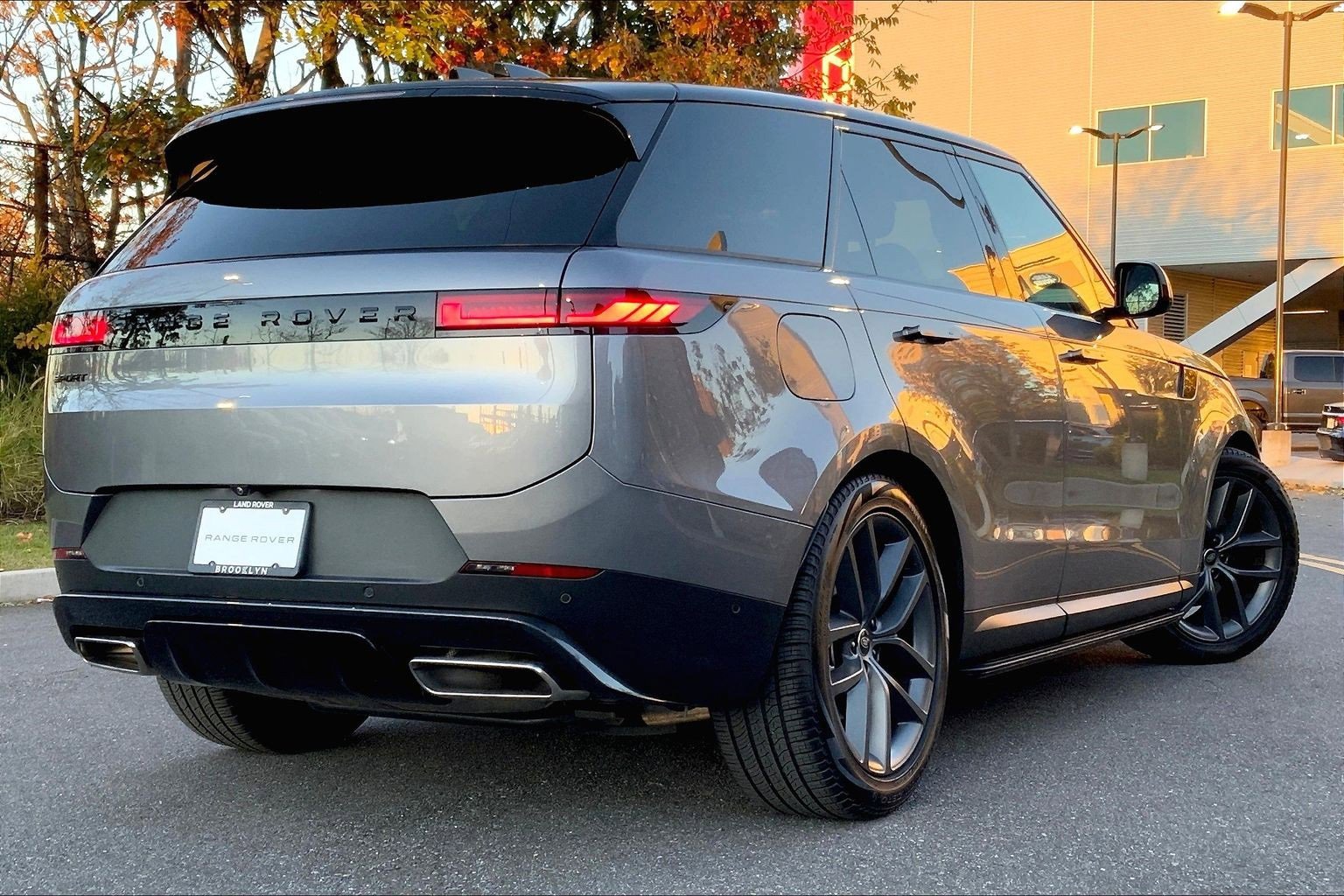 Used 2024 Land Rover Range Rover Sport SE image 12