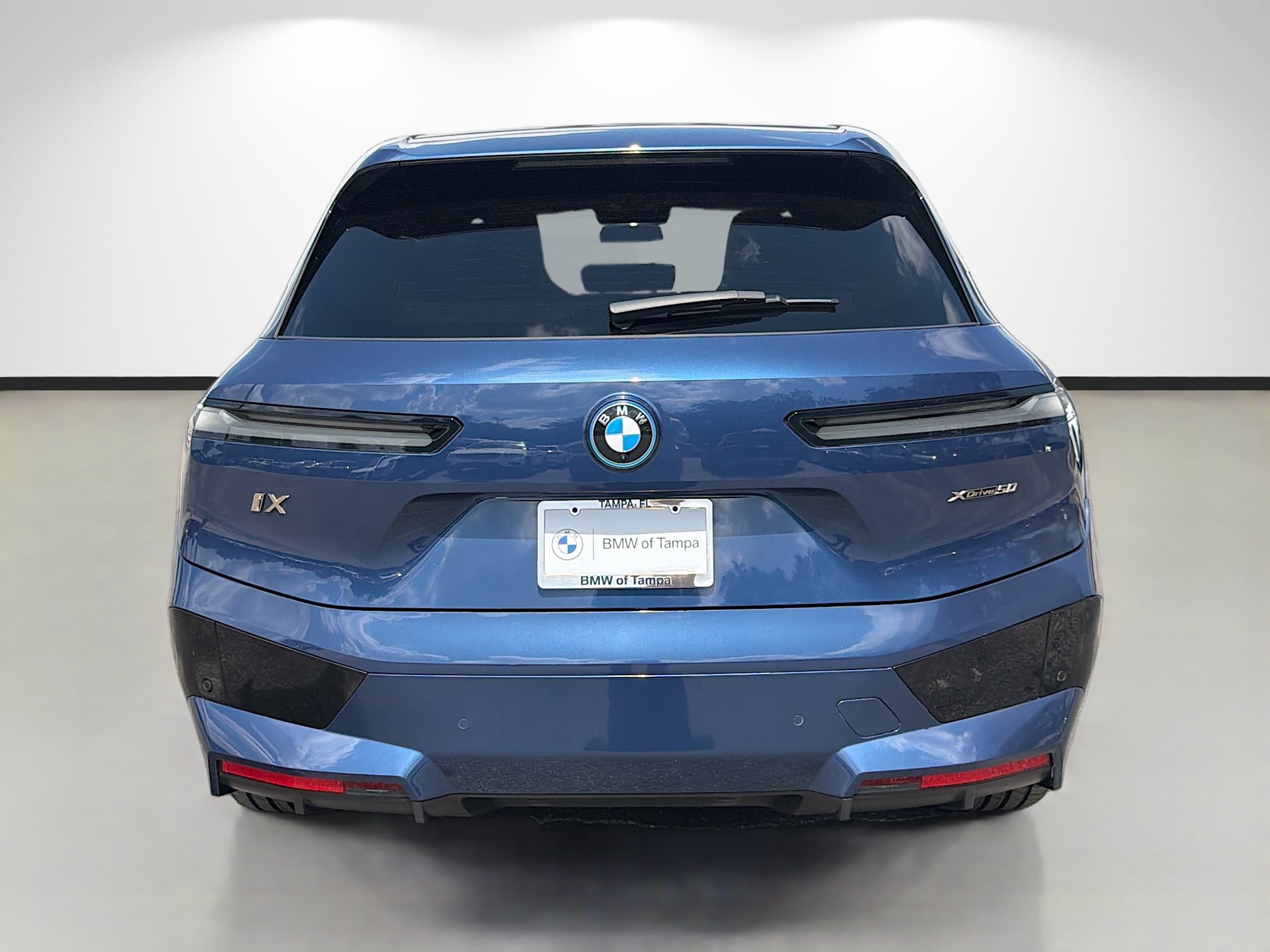 Used 2023 BMW iX xDrive50 w/ Sport Package AWD/4WD image 4