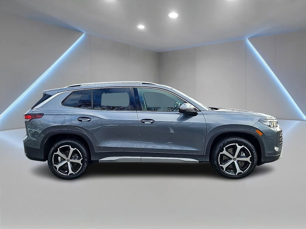 Certified 2025 Volkswagen Tiguan SE w/ Panoramic Sunroof Package image 4