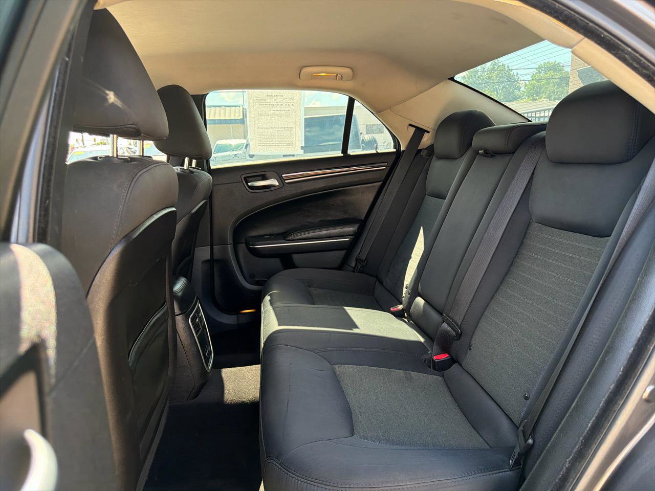 Used 2018 Chrysler 300 Touring w/ Chrome Appearance Package RWD image 21