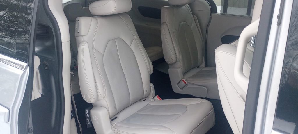 Used 2018 Chrysler Pacifica Touring-L Plus w/ Tire & Wheel Group image 15