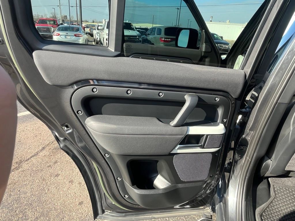 Used 2023 Land Rover Defender 110 SE image 24