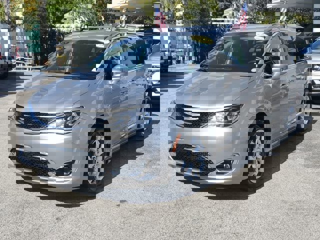 Used 2018 Chrysler Pacifica Touring-L w/ Tire & Wheel Group image 3