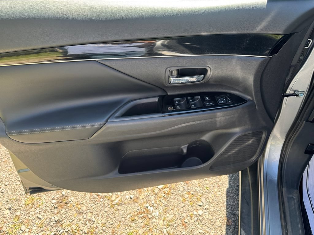 Used 2019 Mitsubishi Outlander AWD image 16