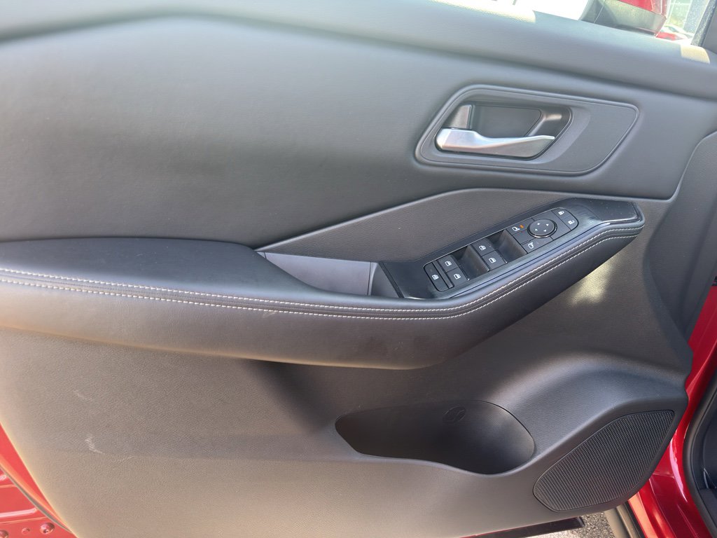 Used 2025 Nissan Rogue SV image 12