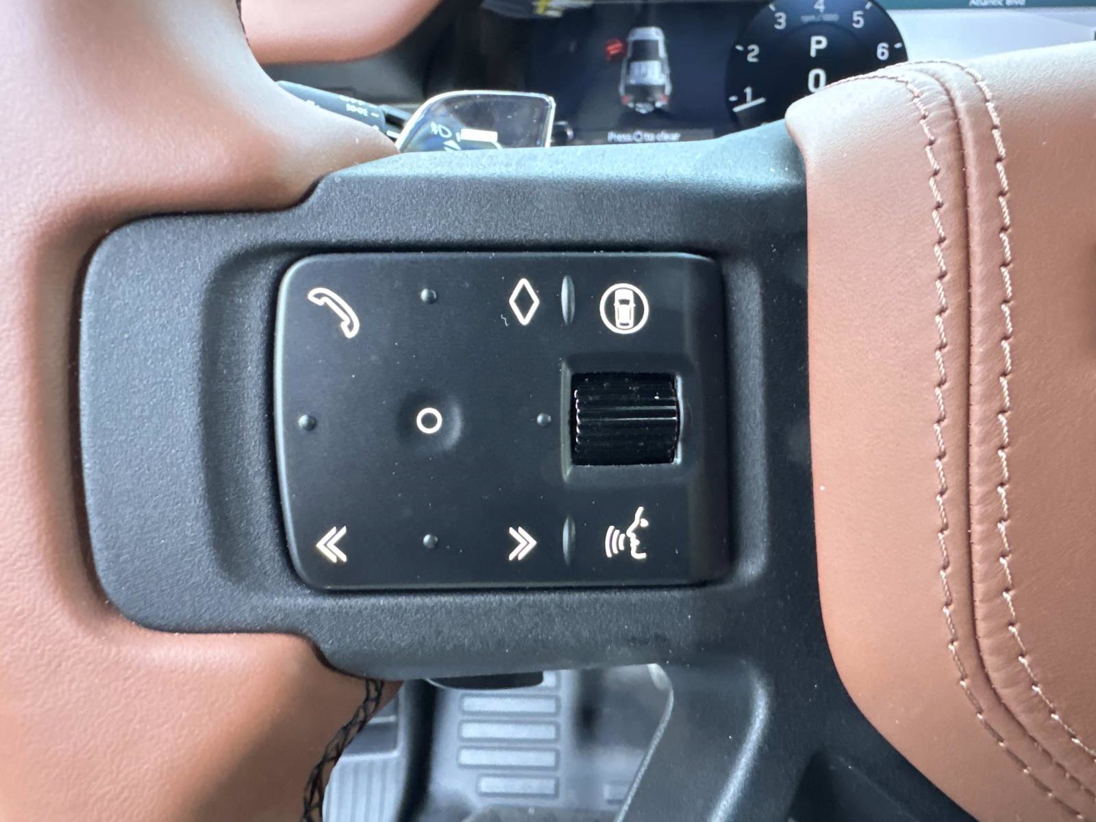 Used 2025 Land Rover Defender 110 image 31