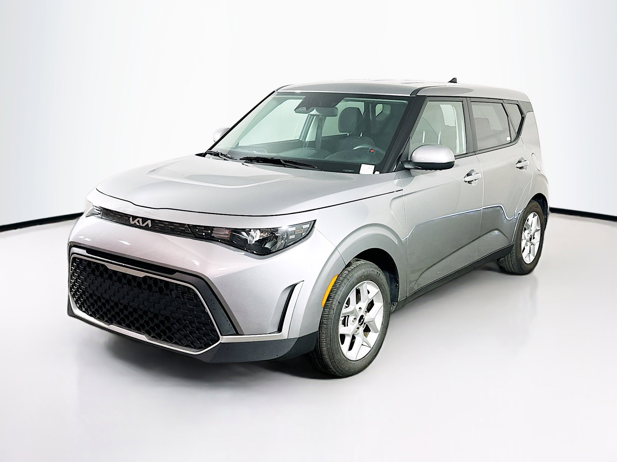 Used 2025 Kia Soul LX w/ LX Technology Package FWD image 3