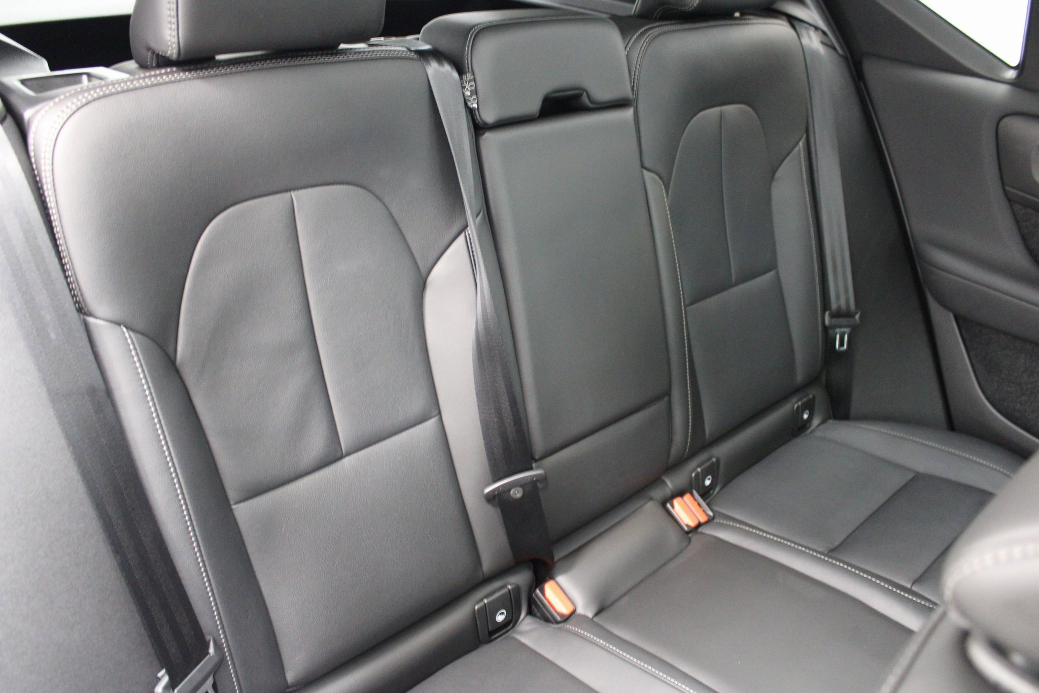 Used 2025 Volvo XC40 B5 Plus image 22