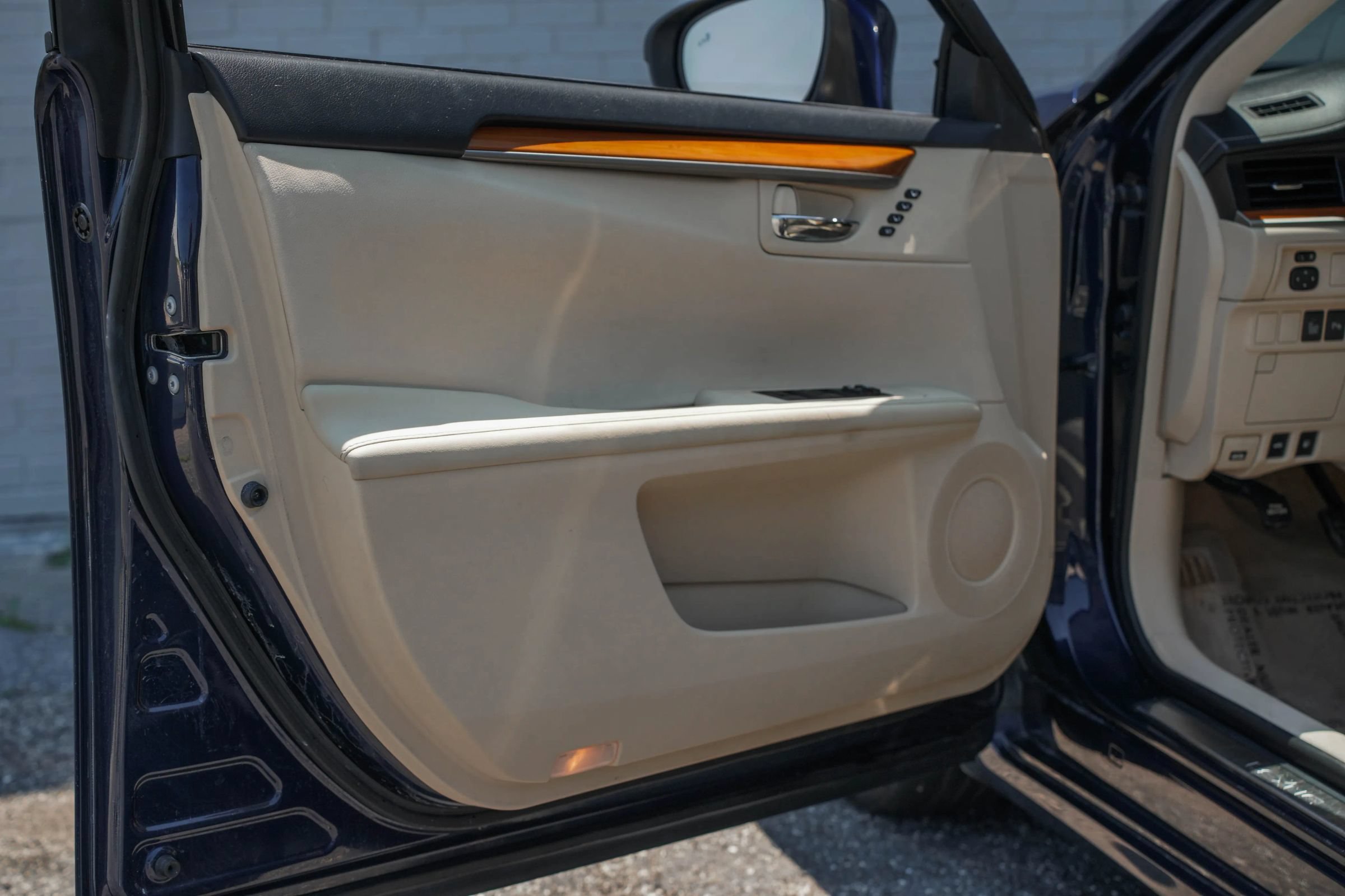 Used 2015 Lexus ES 300h w/ Navigation System Package FWD image 9