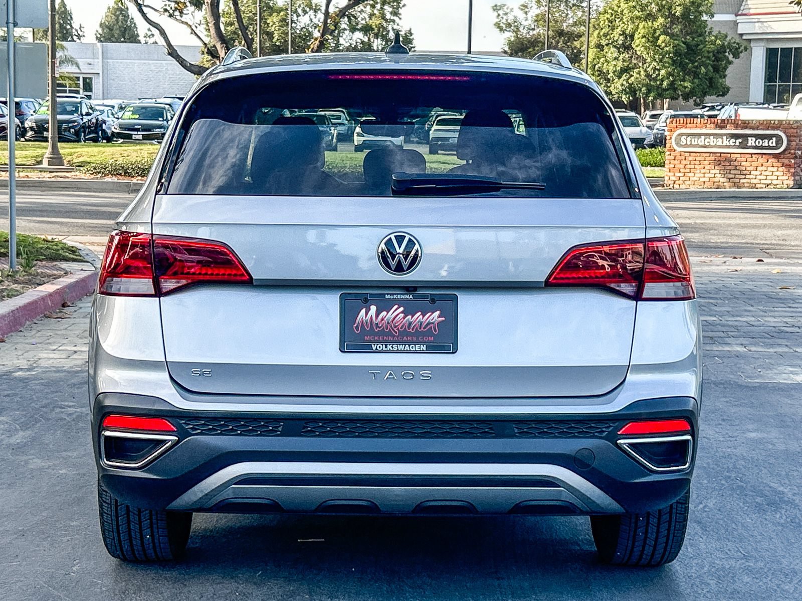 Used 2023 Volkswagen Taos SE w/ Panoramic Sunroof Package FWD image 7