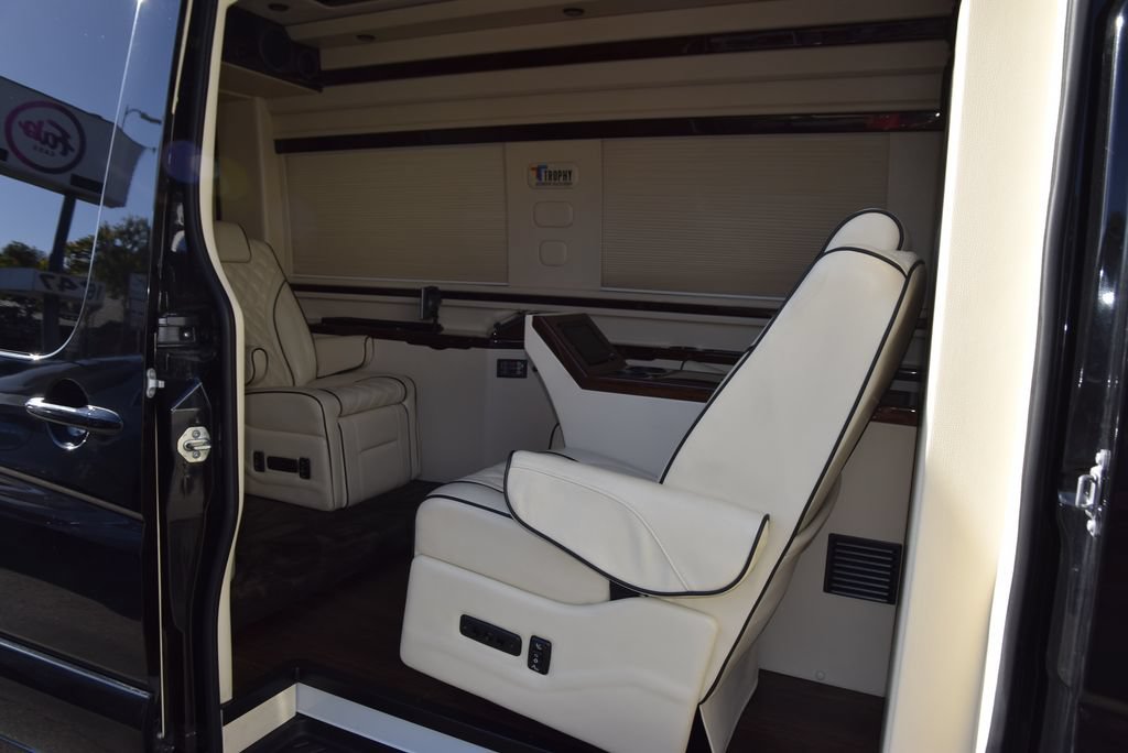 Used 2017 Mercedes-Benz Sprinter 2500 image 11