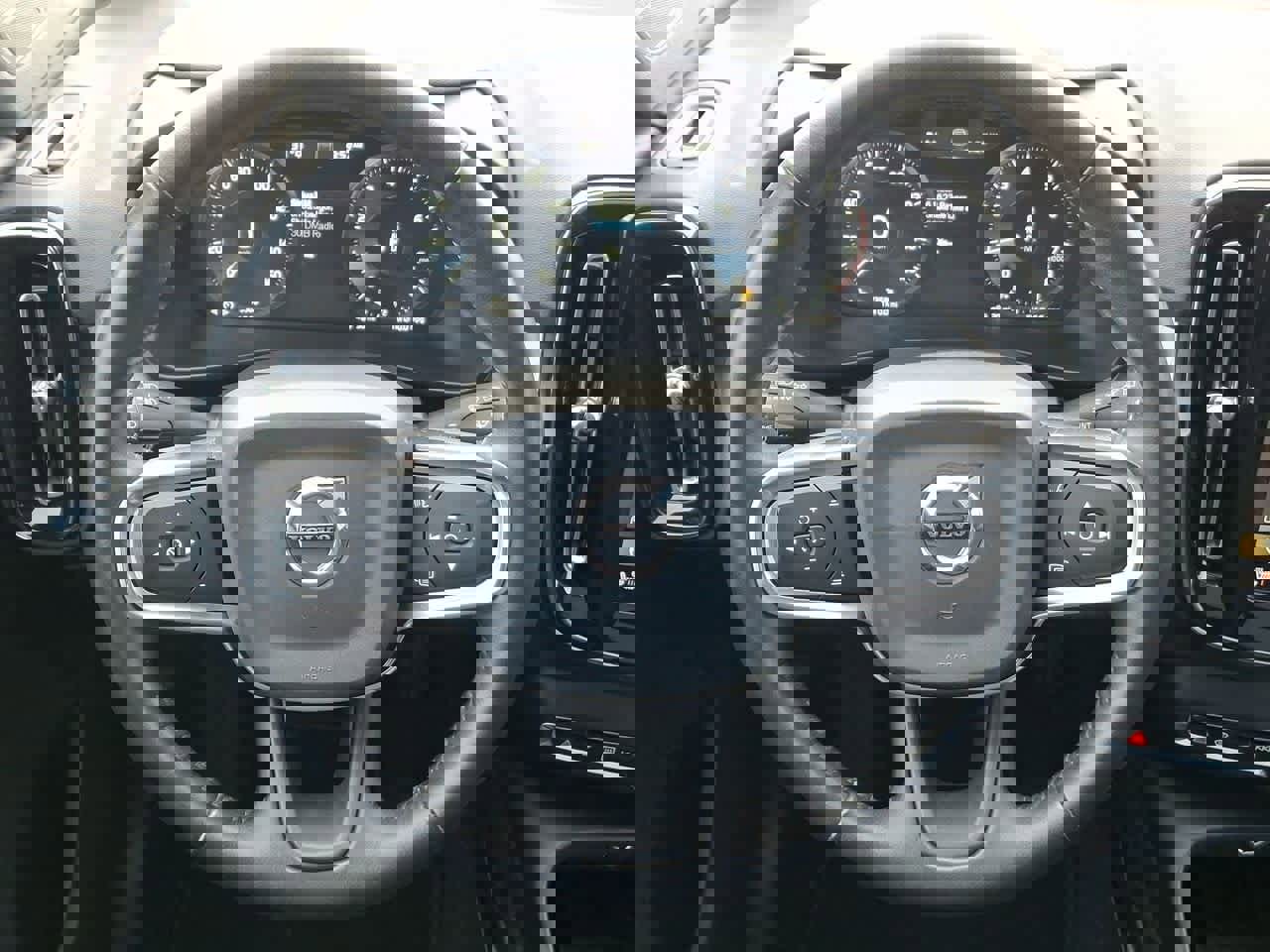 Used 2020 Volvo XC40 T5 Momentum image 22