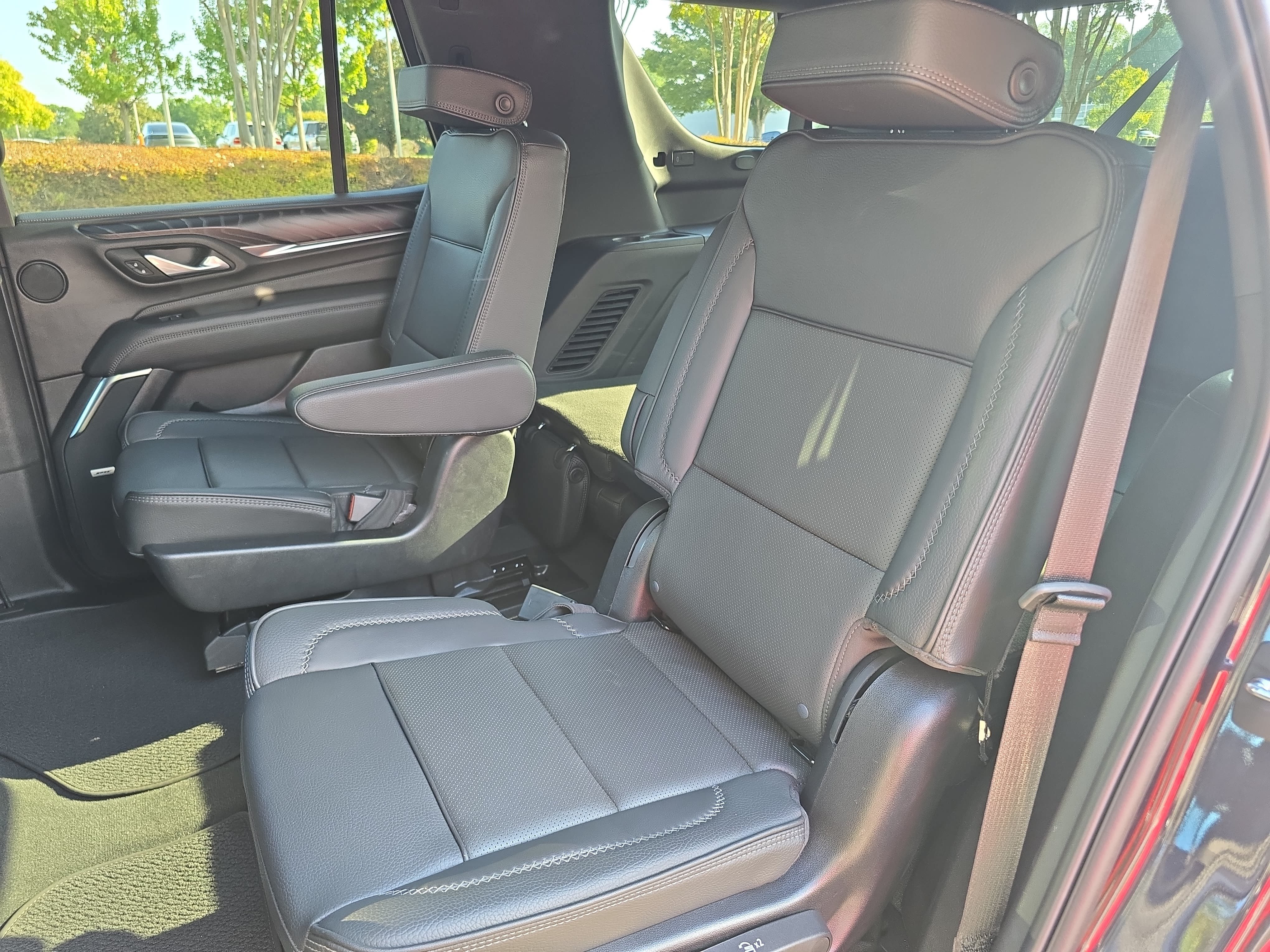 Used 2024 GMC Yukon Denali w/ Advanced Technology Package AWD/4WD image 15
