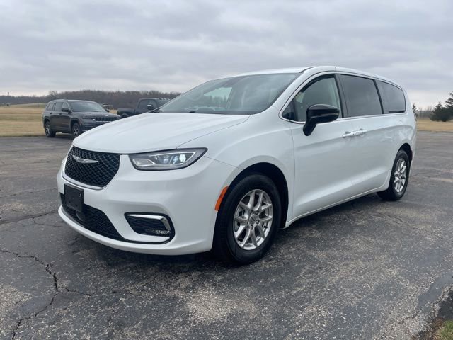 Used 2024 Chrysler Pacifica Touring-L image 7