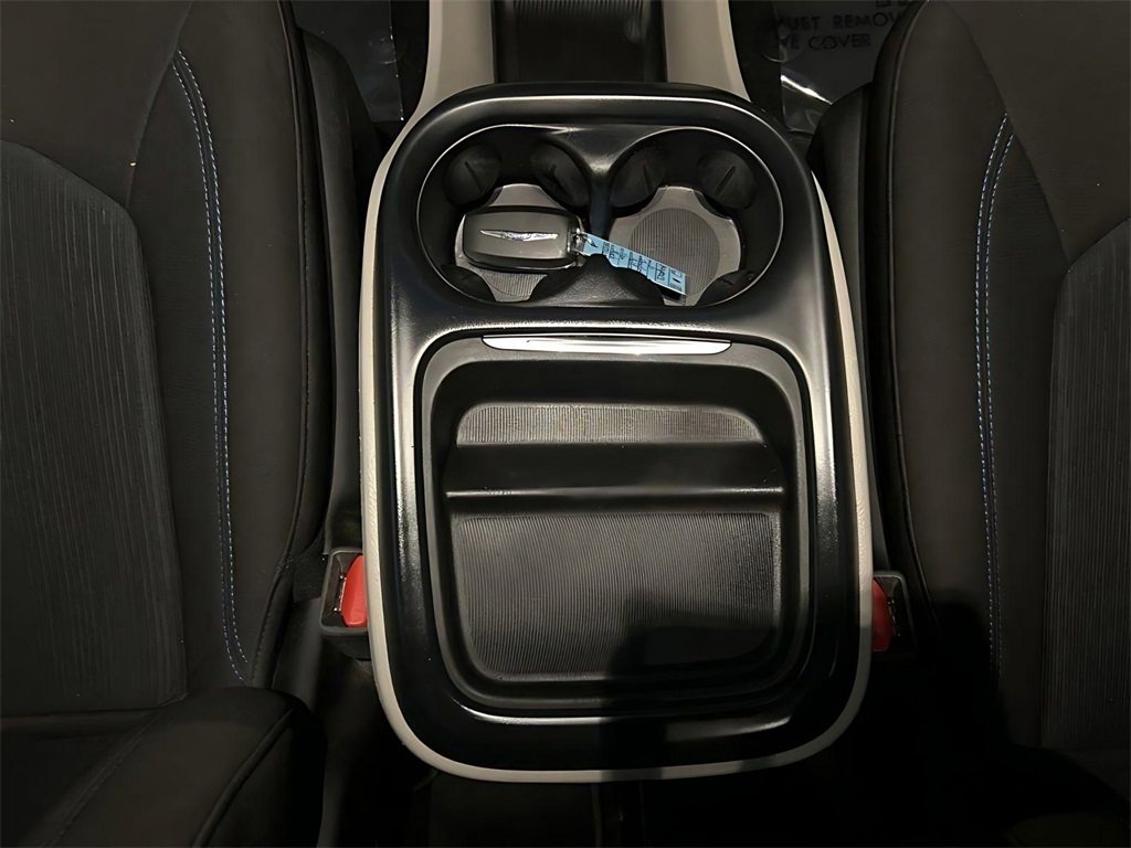 Used 2021 Chrysler Pacifica Touring image 40