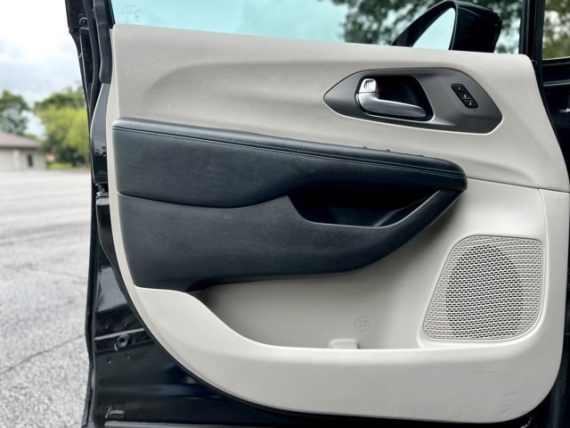 Used 2021 Chrysler Pacifica Touring-L image 14