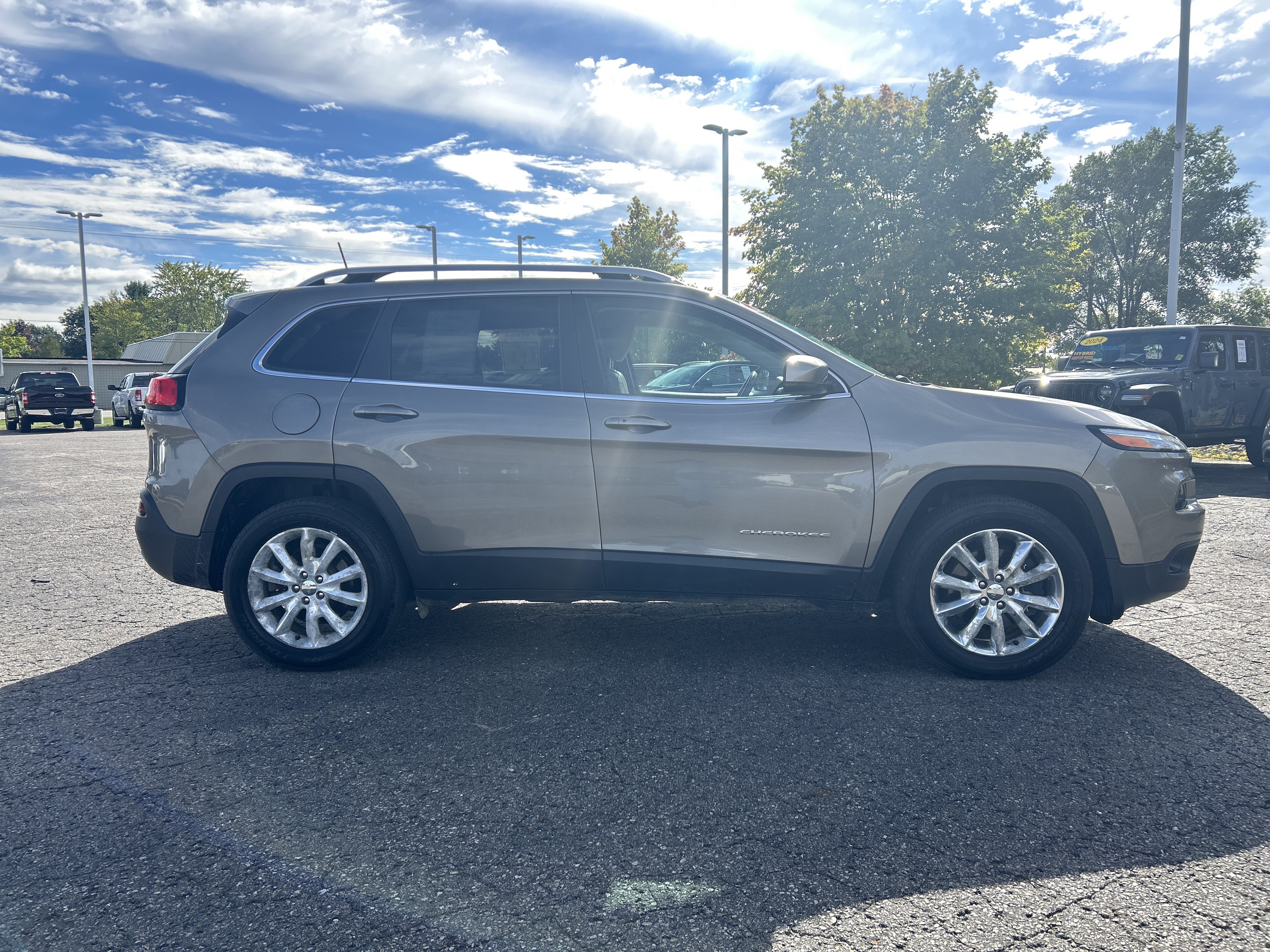 Used 2016 Jeep Cherokee Limited AWD/4WD image 2