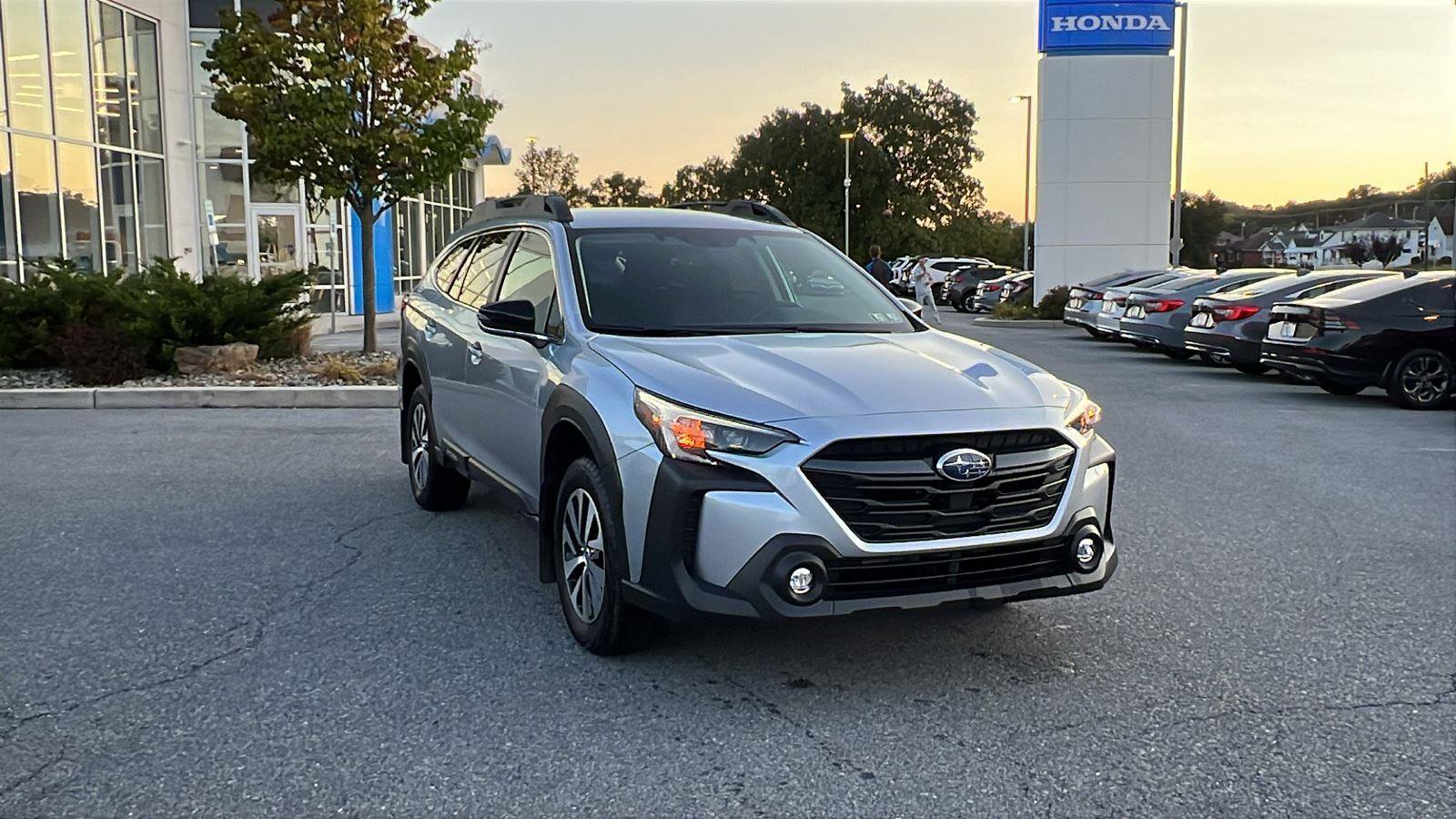 Used 2025 Subaru Outback Premium w/ Popular Package #1A image 1