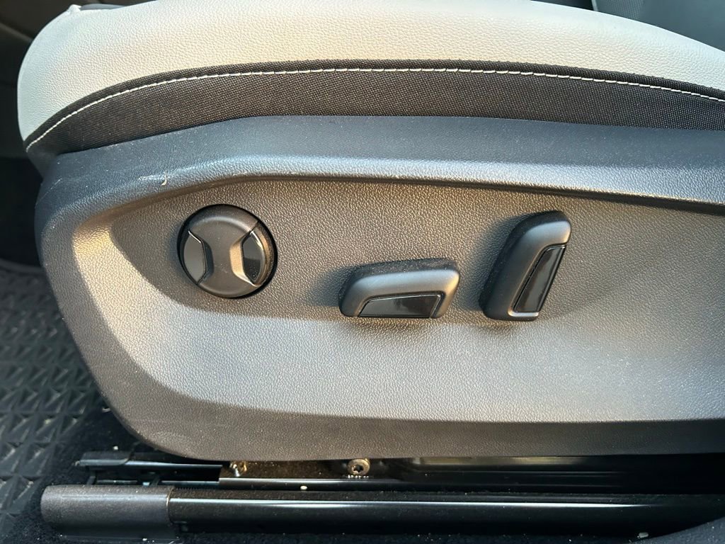 Used 2025 Volkswagen Taos SE image 16