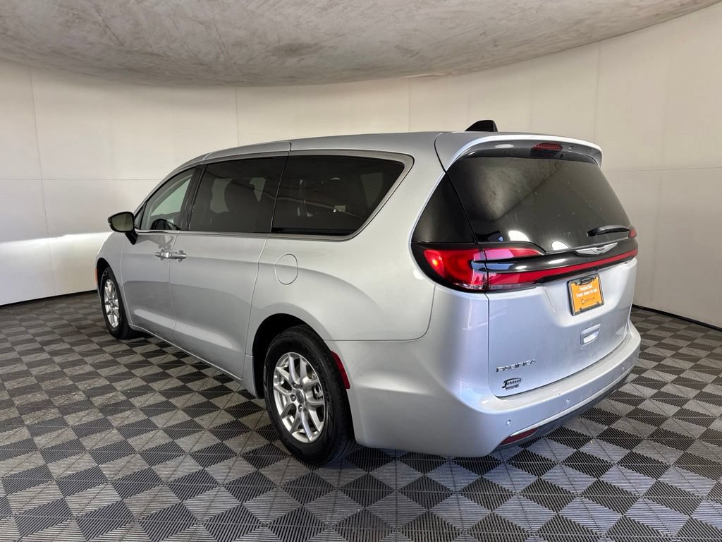 Certified 2024 Chrysler Pacifica Touring-L FWD image 8