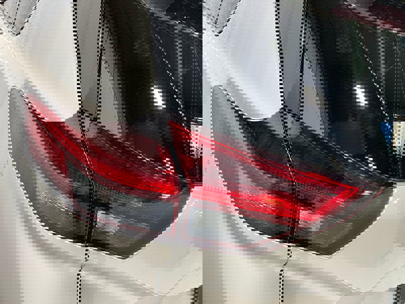 Used 2025 Nissan Rogue SL image 25