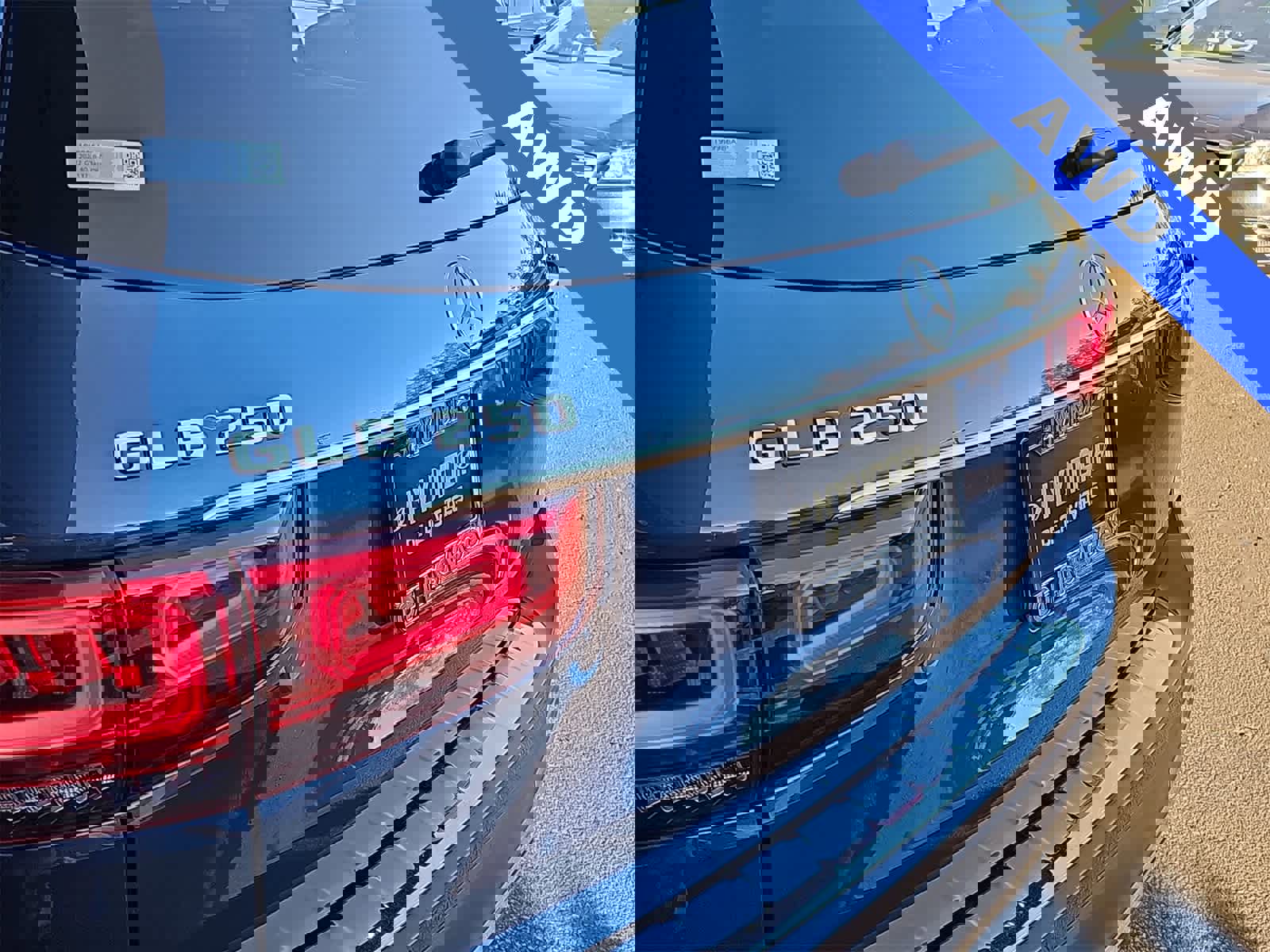 Used 2022 Mercedes-Benz GLB 250 4MATIC w/ Premium Package Lite image 11