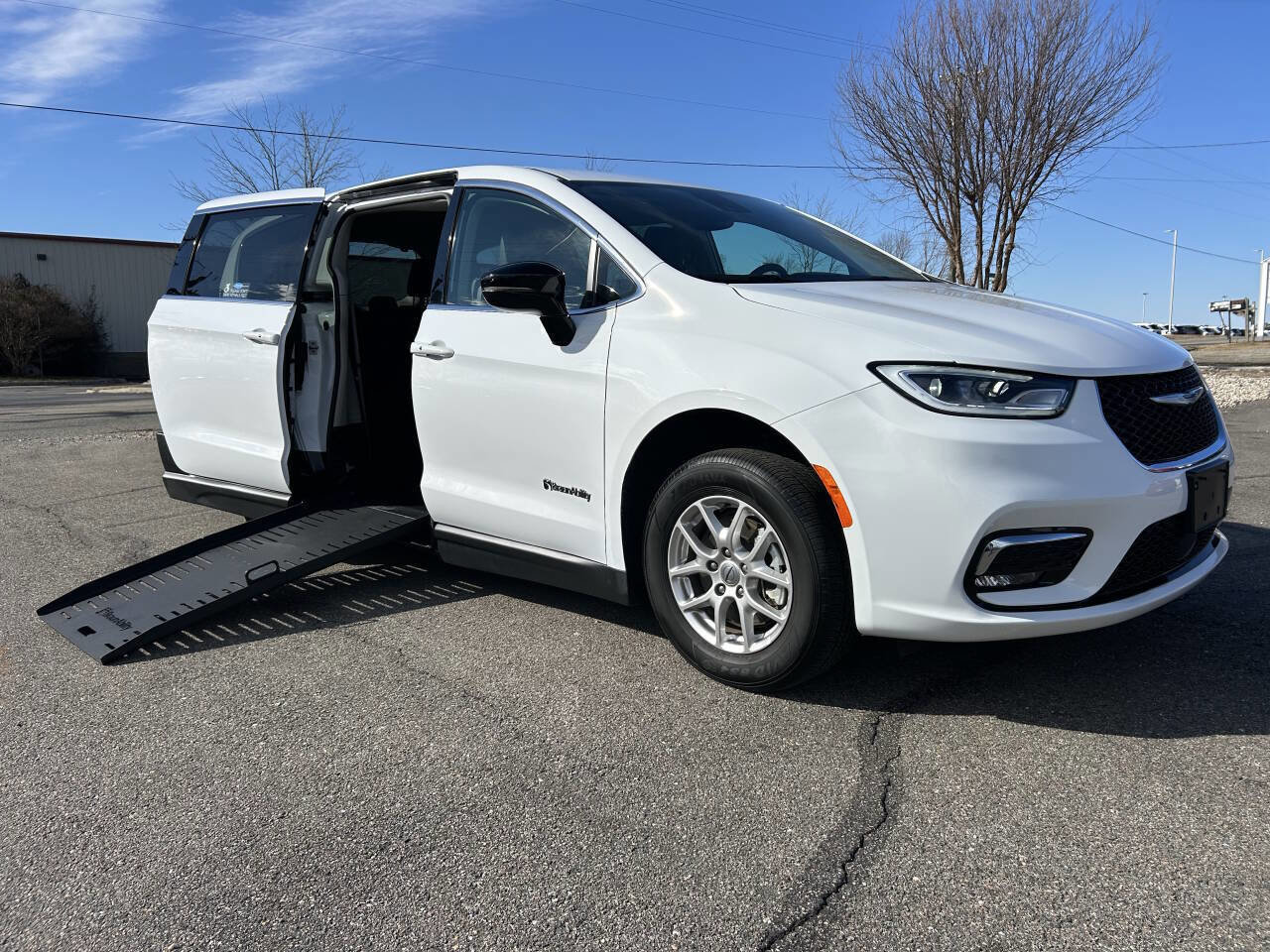 Used 2024 Chrysler Pacifica Touring-L