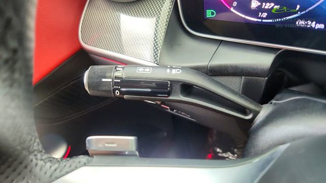 Used 2025 Mercedes-Benz GLC 300 4MATIC image 40
