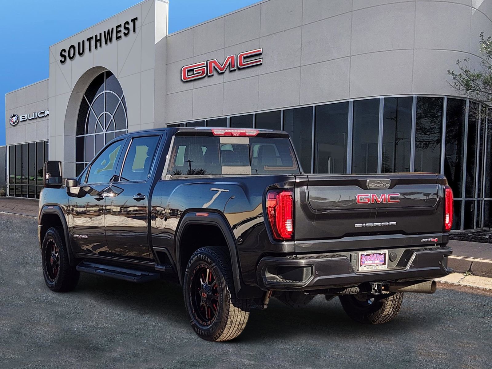 Used 2020 GMC Sierra 2500 AT4 w/ AT4 Premium Package image 4