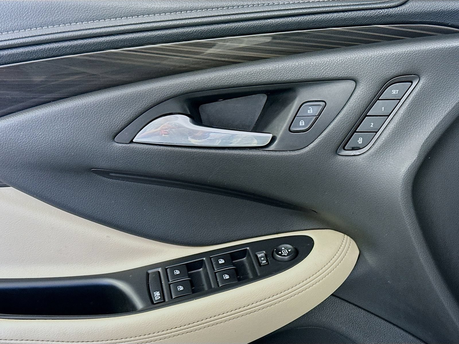 Used 2020 Buick Envision Essence FWD image 18