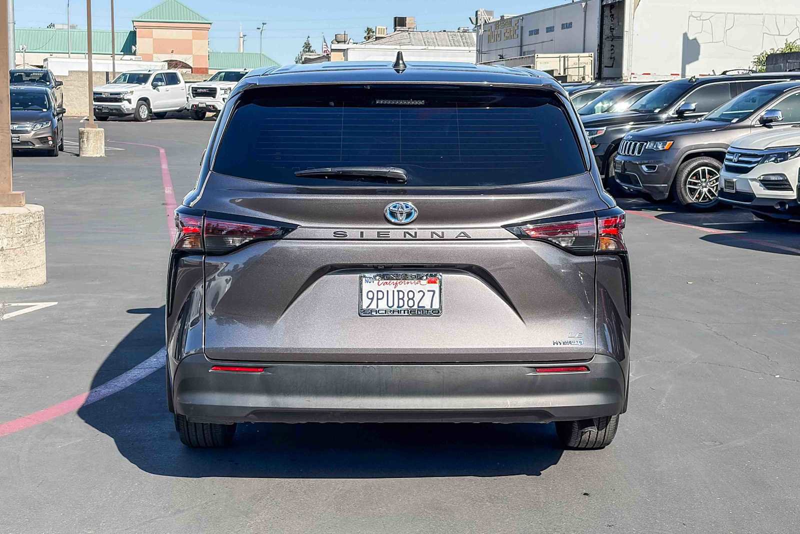 Used 2024 Toyota Sienna LE image 3