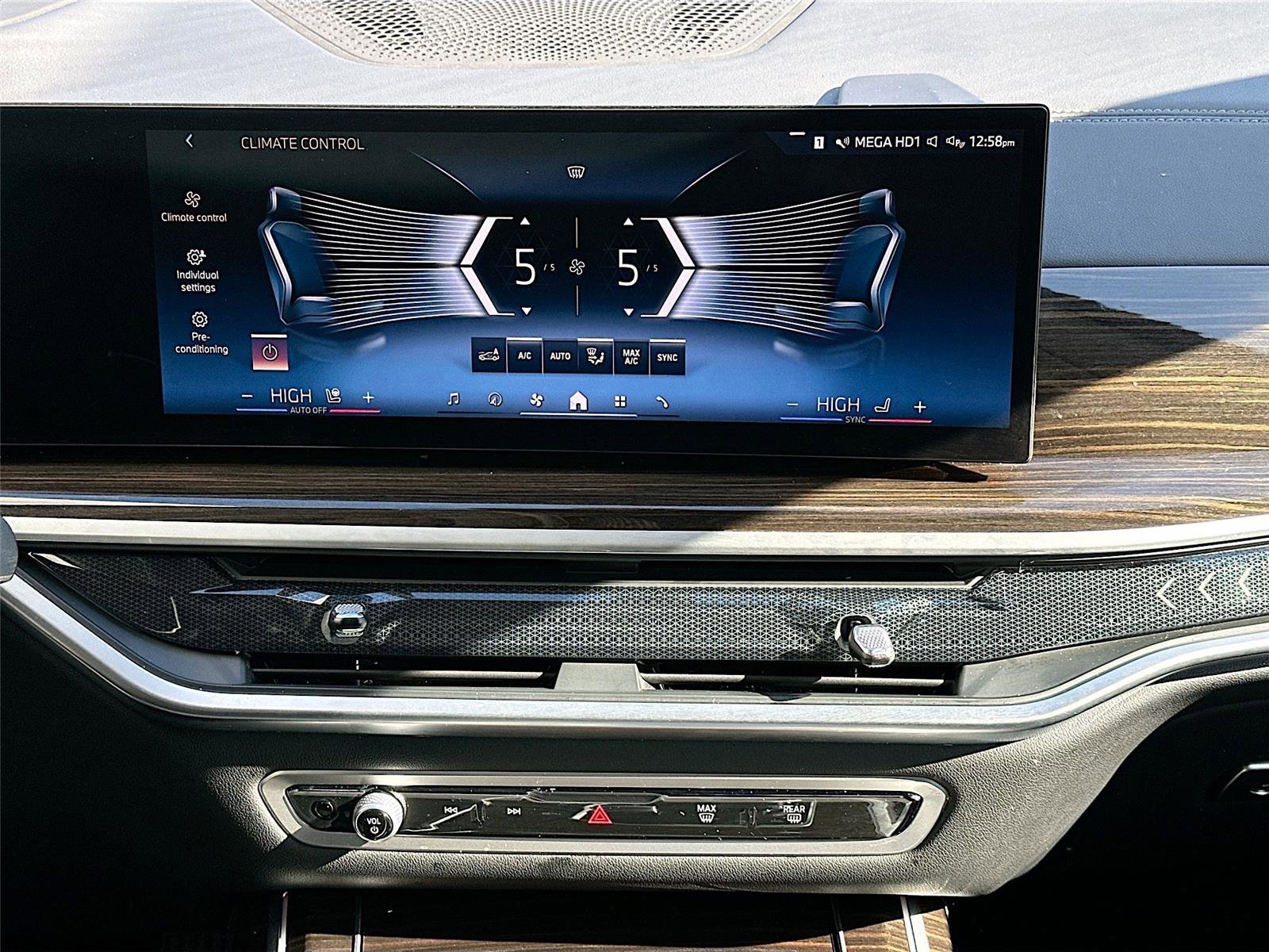 Certified 2024 BMW X7 xDrive40i w/ Premium Package image 16