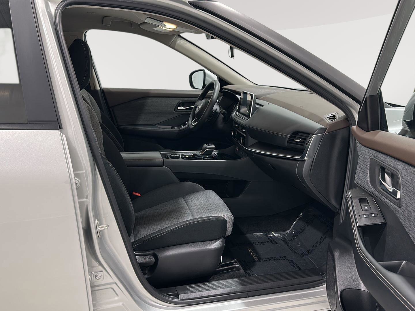 Used 2023 Nissan Rogue SV image 27